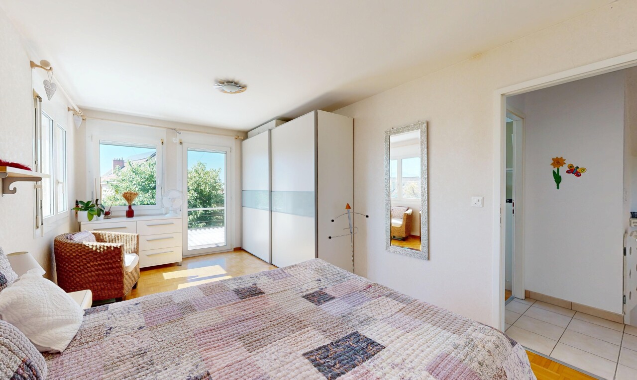 chambre avec drywall, cloison sèche, accès à l'extérieur, lumière naturelle, et day time