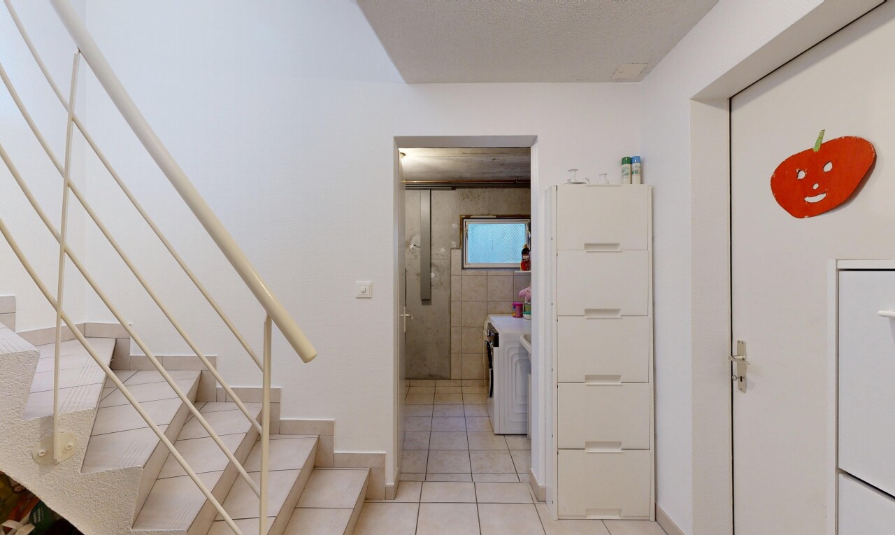 escaliers avec drywall, cloison sèche, lumière naturelle, tile floor, et sol en carrelage