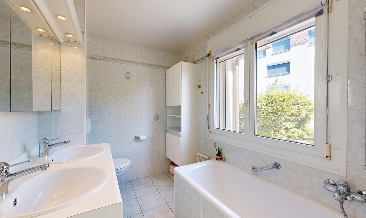 salle de bains avec double vasque, tile wall, mur en carrelage, salle de bain complète, et bain