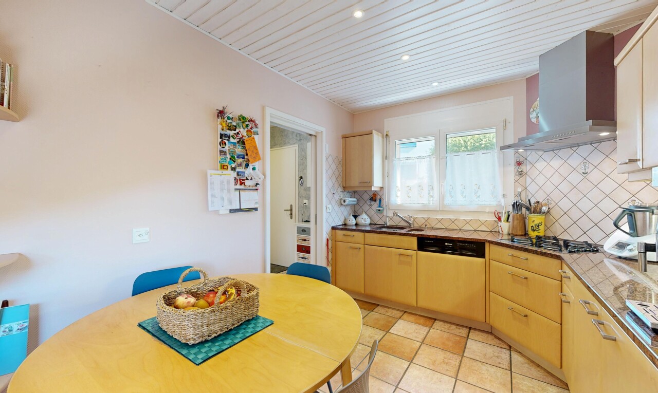 cuisine avec hotte, backsplash, dosseret, light brown cabinets, et armoires marron clair
