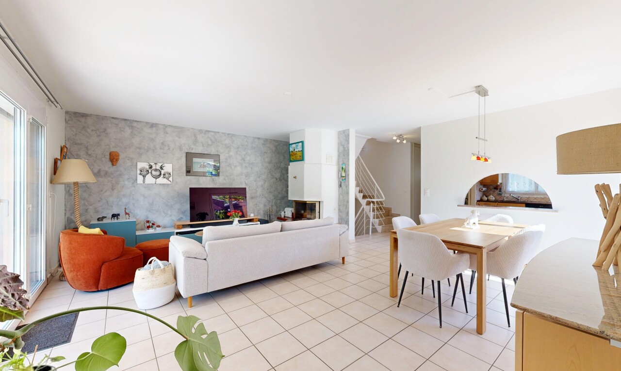 salon / salle à manger avec accent wall, mur d'accent, escaliers, drywall, et cloison sèche