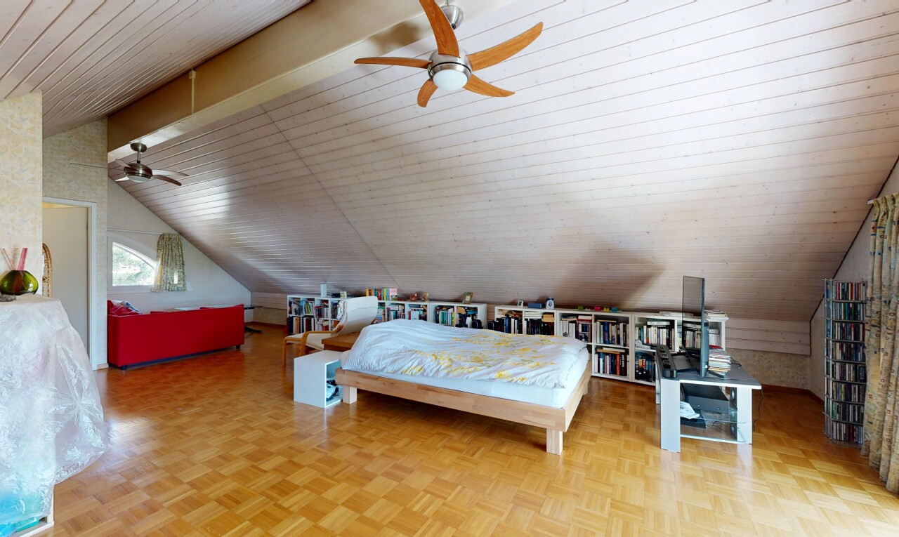 chambre avec vaulted ceiling, plafond voûté, pièce supplémentaire, parquet floor, et wood finish floor