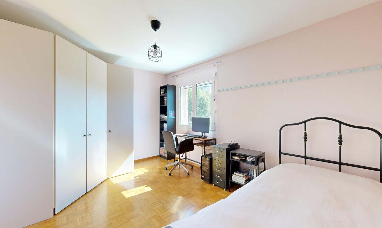 chambre avec drywall, cloison sèche, parquet floor, wood finish floor, et sol en finition bois