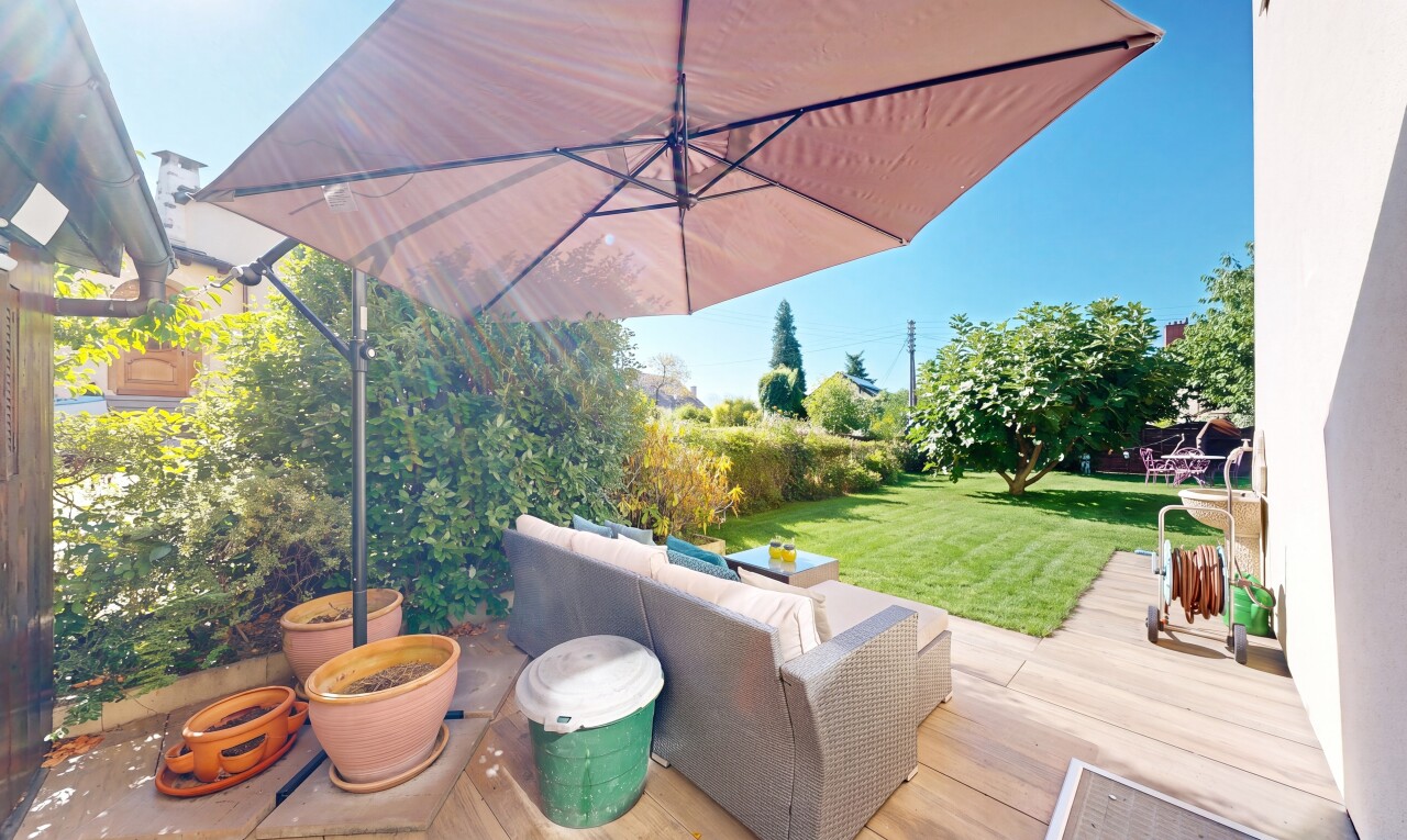 terrasse avec pelouse, espace de vie extérieur, day time, from property, et power lines view