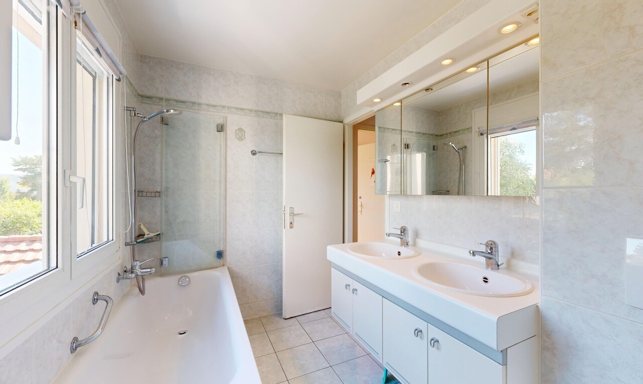 salle de bains avec salle de bain complète, double vasque, tile wall, mur en carrelage, et tile floor