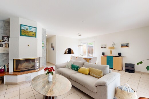 salon avec cheminée, drywall, cloison sèche, tile floor, et sol en carrelage