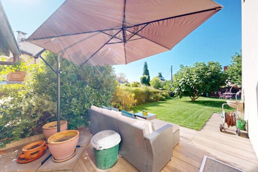 terrasse avec pelouse, espace de vie extérieur, day time, from property, et power lines view