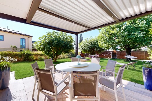 terrasse avec coin repas extérieur, terrasse, pelouse, clôture, et from property