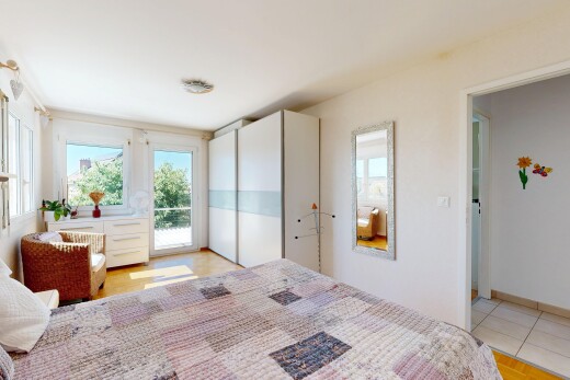 chambre avec drywall, cloison sèche, accès à l'extérieur, lumière naturelle, et day time