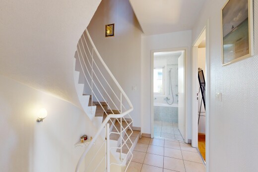 escaliers avec escaliers, tile floor, sol en carrelage, inside property, et drywall