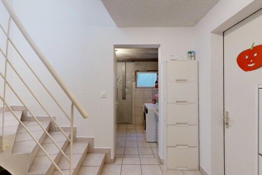 escaliers avec drywall, cloison sèche, lumière naturelle, tile floor, et sol en carrelage
