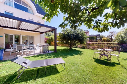 jardin avec from property, pelouse, coin repas extérieur, et terrasse