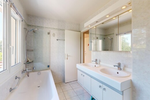 salle de bains avec salle de bain complète, double vasque, tile wall, mur en carrelage, et tile floor