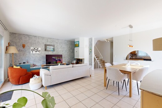 salon / salle à manger avec accent wall, mur d'accent, escaliers, drywall, et cloison sèche