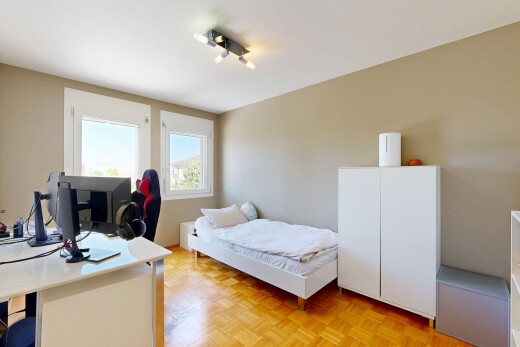 chambre avec parquet floor, drywall, cloison sèche, lumière naturelle, et wood finish floor