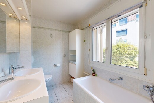 salle de bains avec double vasque, tile wall, mur en carrelage, salle de bain complète, et bain