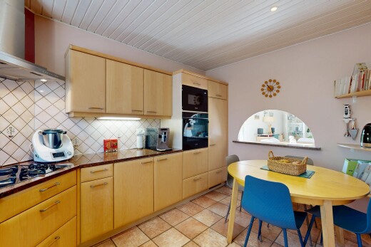 cuisine avec light brown cabinets, armoires marron clair, hotte, backsplash, et dosseret