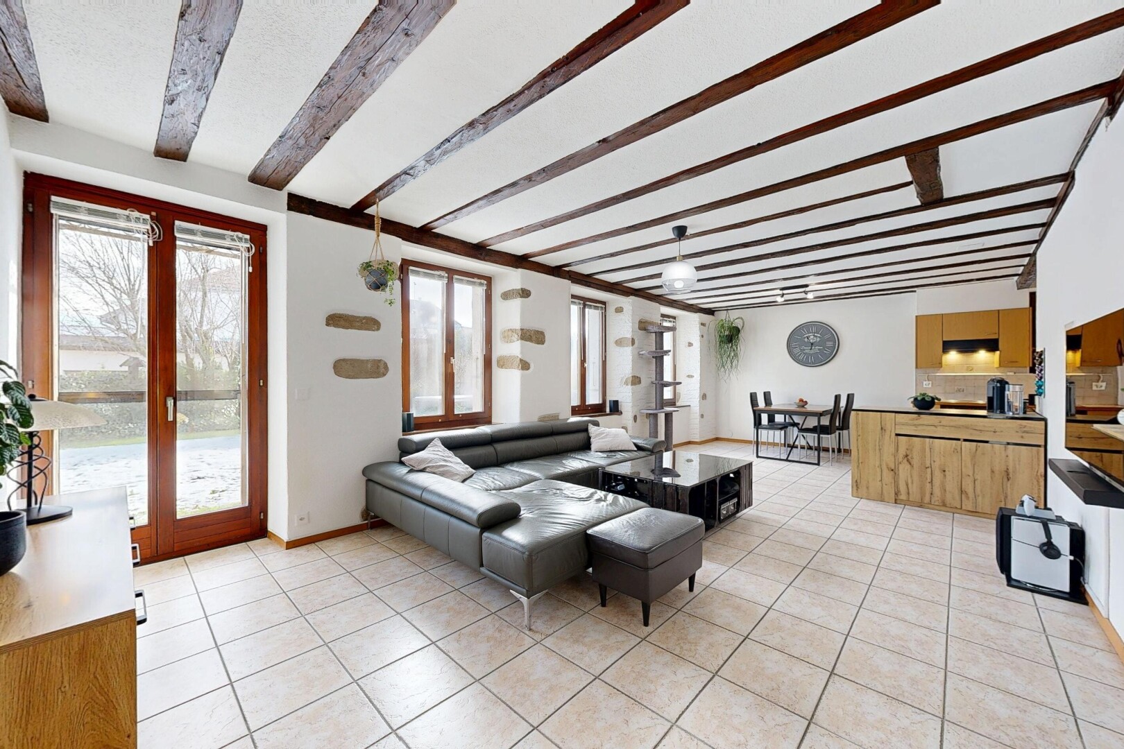 salon avec sol en carrelage, tile floor, plafond à poutres, beamed ceiling, et cloison sèche