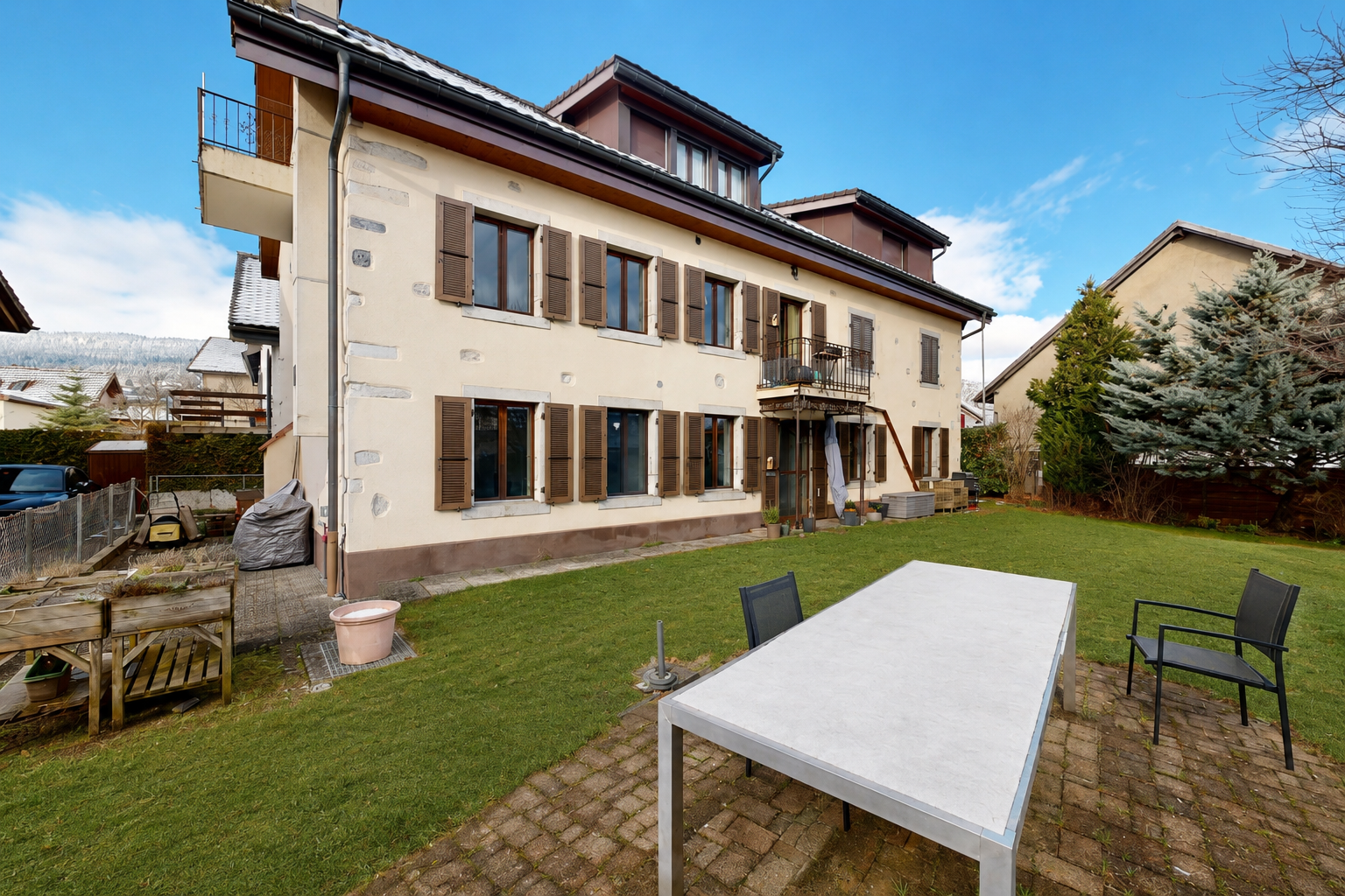 façade avec balcon, pelouse, from property, terrasse, et day time
