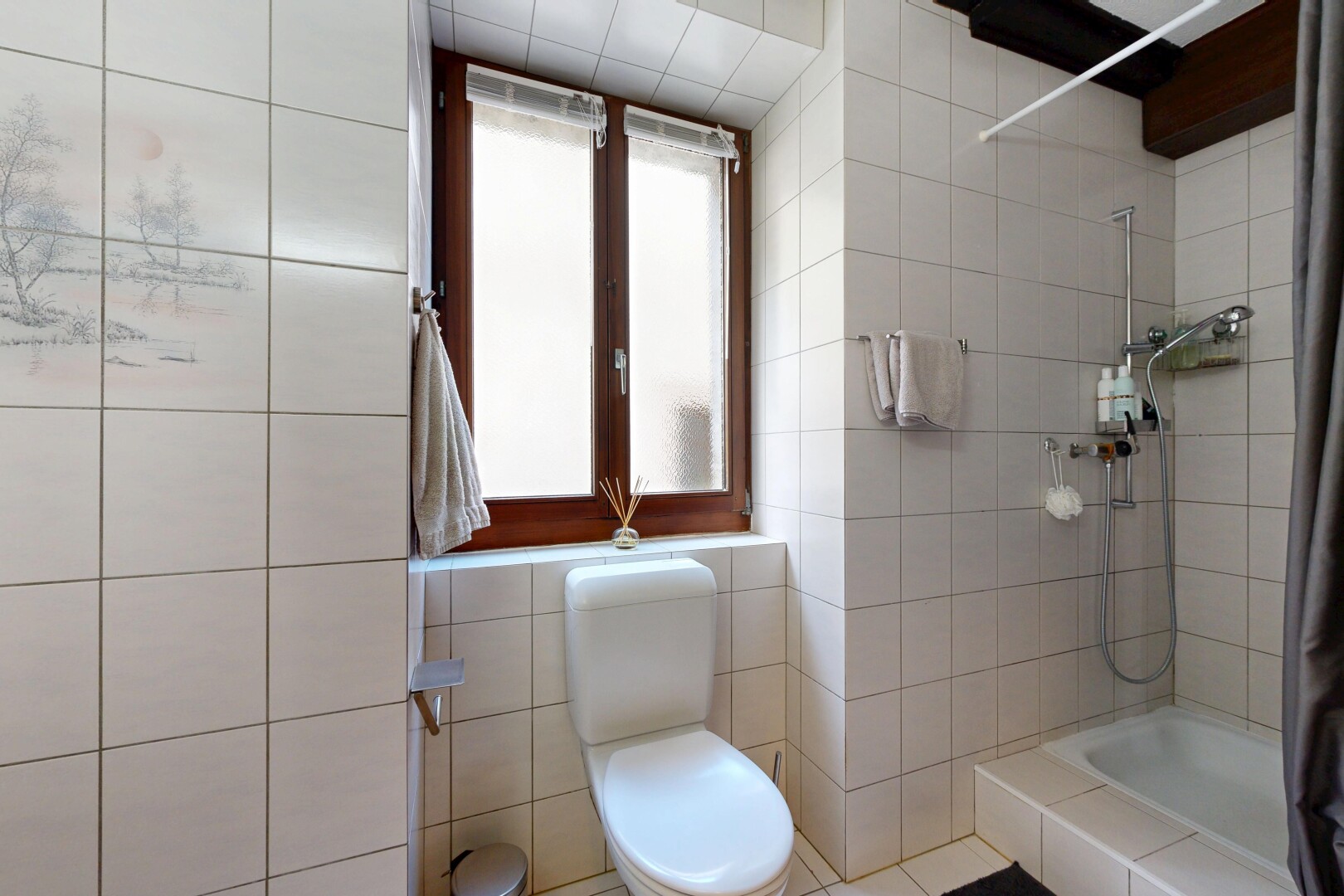 salle de bains avec douche, salle de bain complète, toilette, inside property, et mur en carrelage