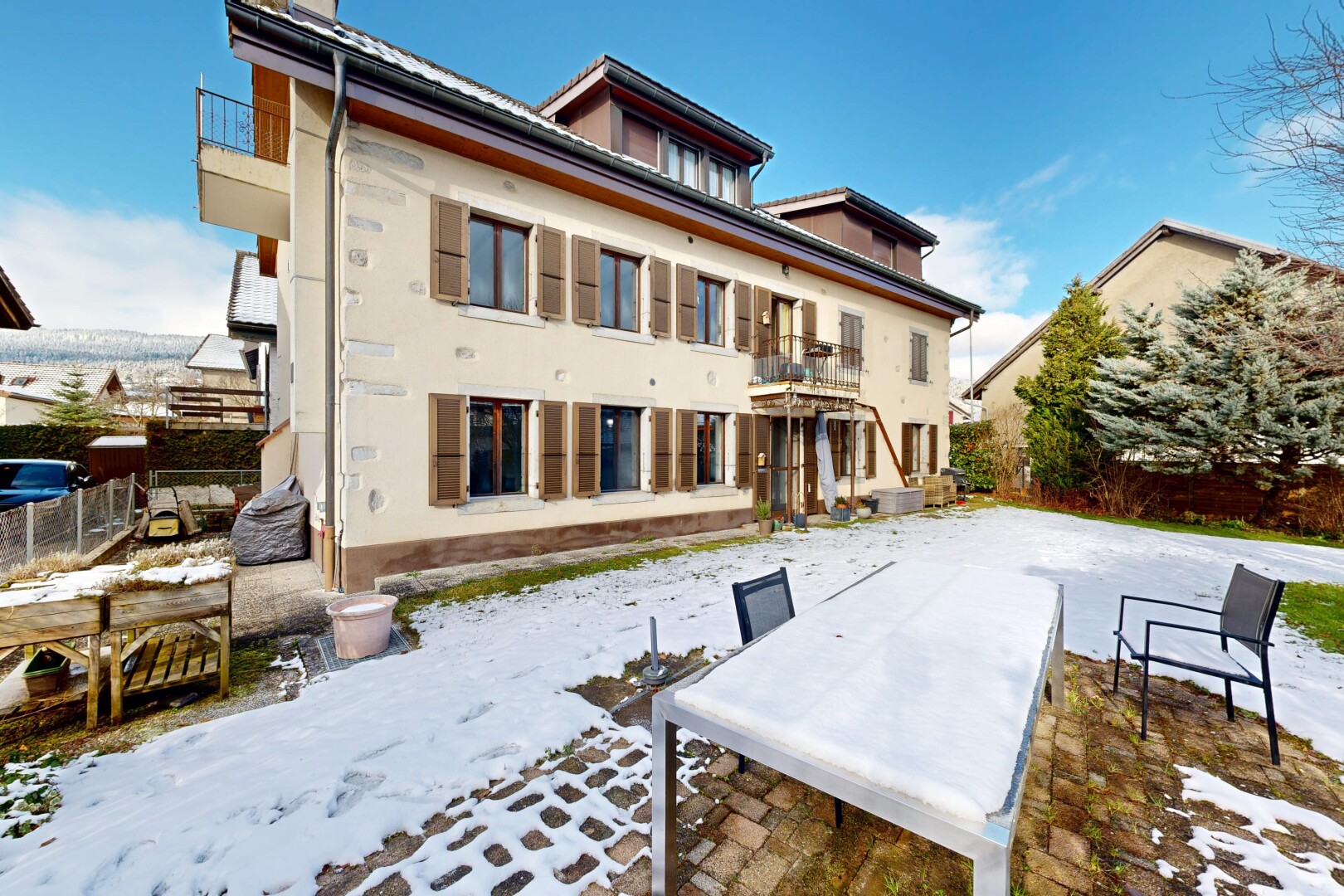 façade avec balcon, terrasse, day time, clôture, et snow