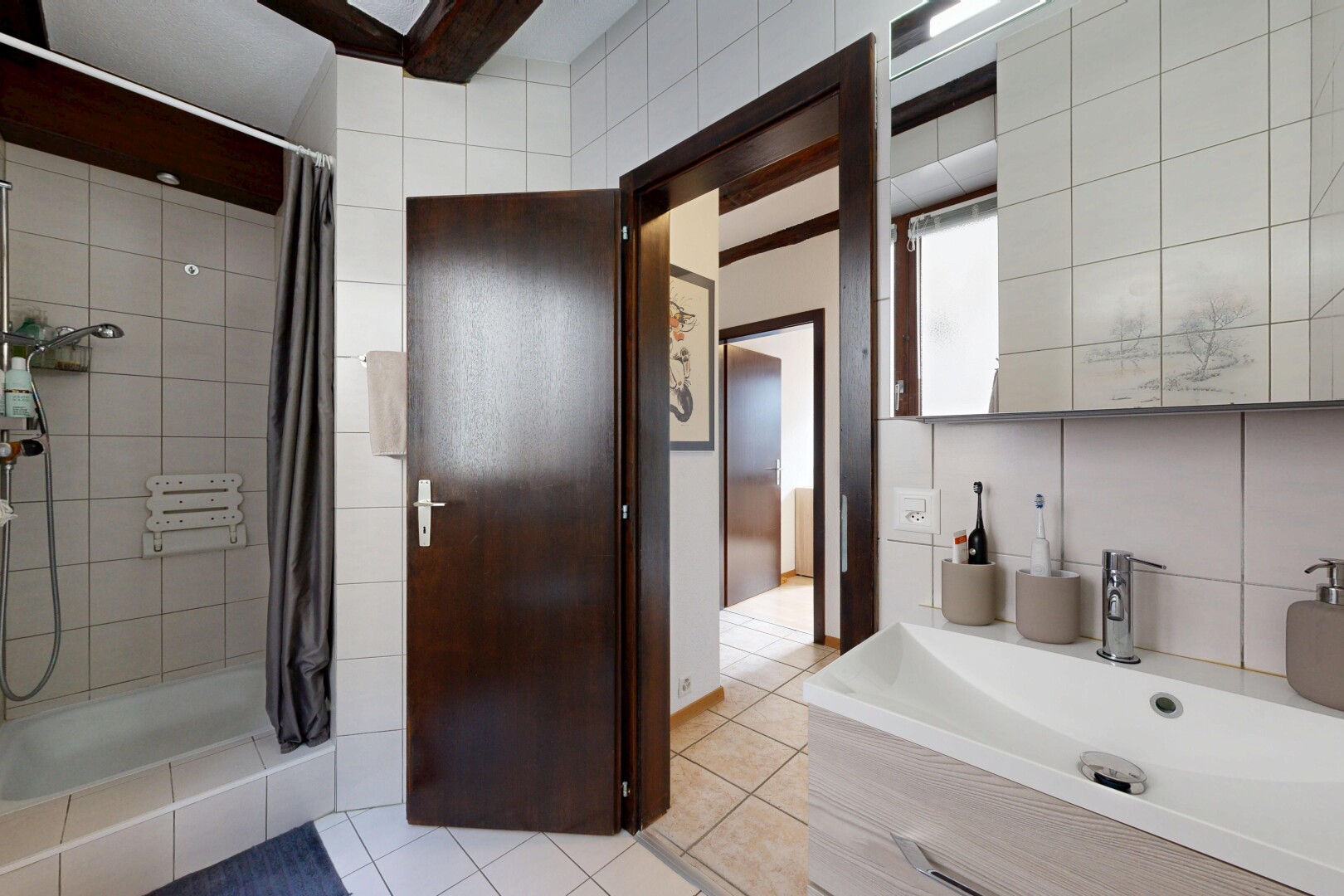 salle de bains avec douche, sol en carrelage, tile floor, inside property, et salle de bain complète