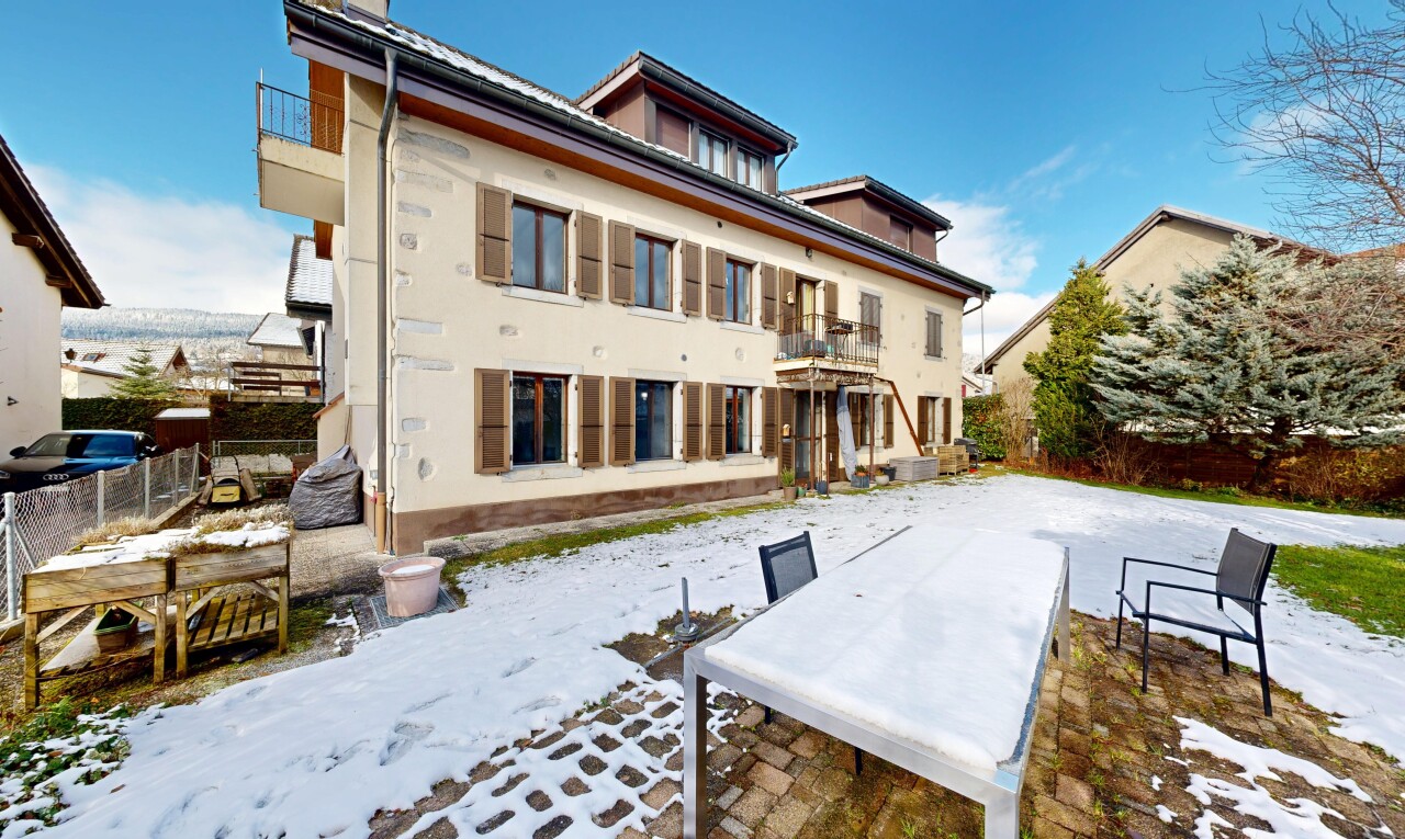 façade avec balcon, terrasse, day time, clôture, et snow