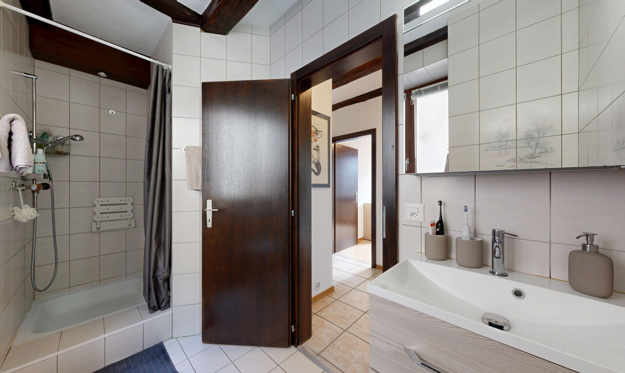 salle de bains avec douche, sol en carrelage, tile floor, inside property, et salle de bain complète