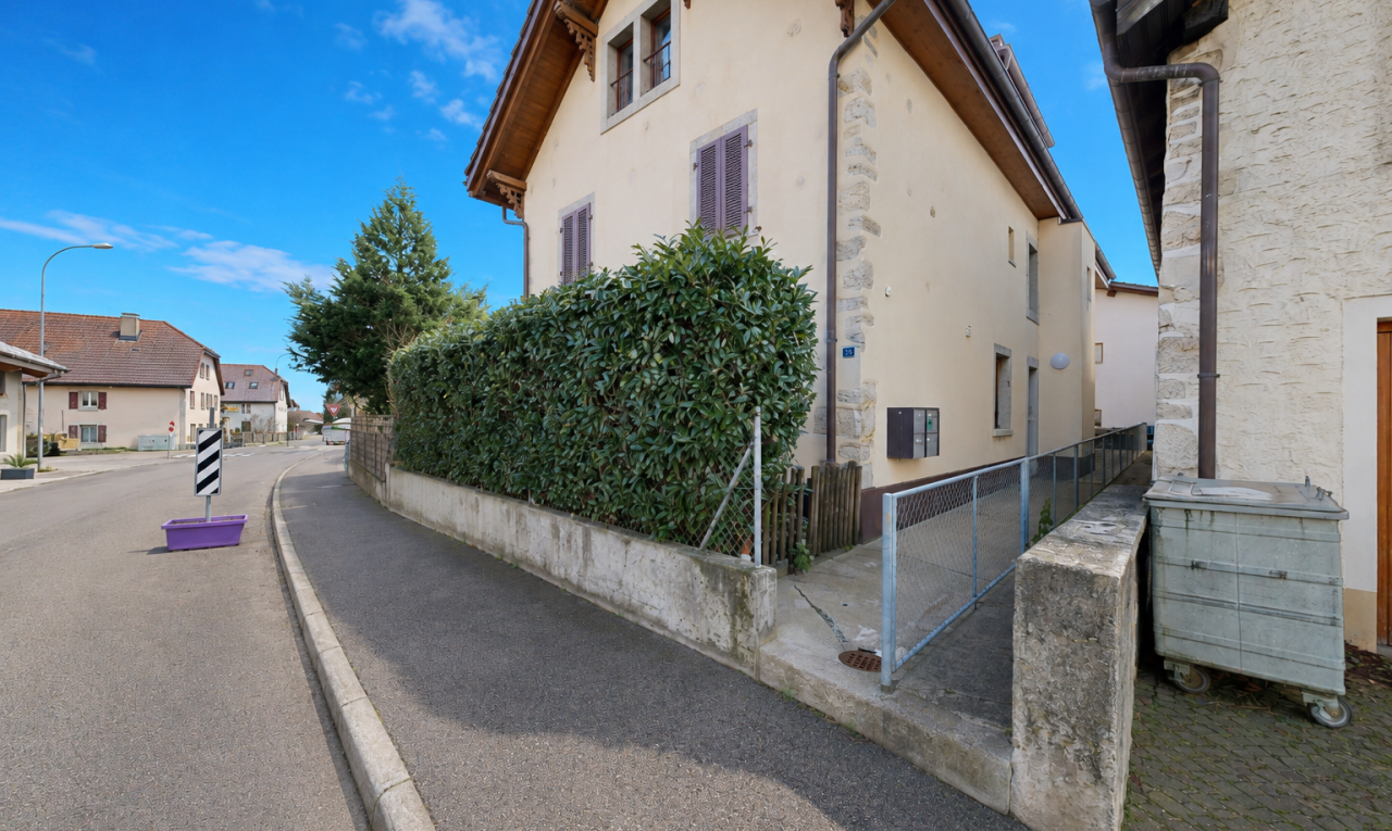 façade avec day time, bardage en stuc, clôture, vue résidentielle, et residential view