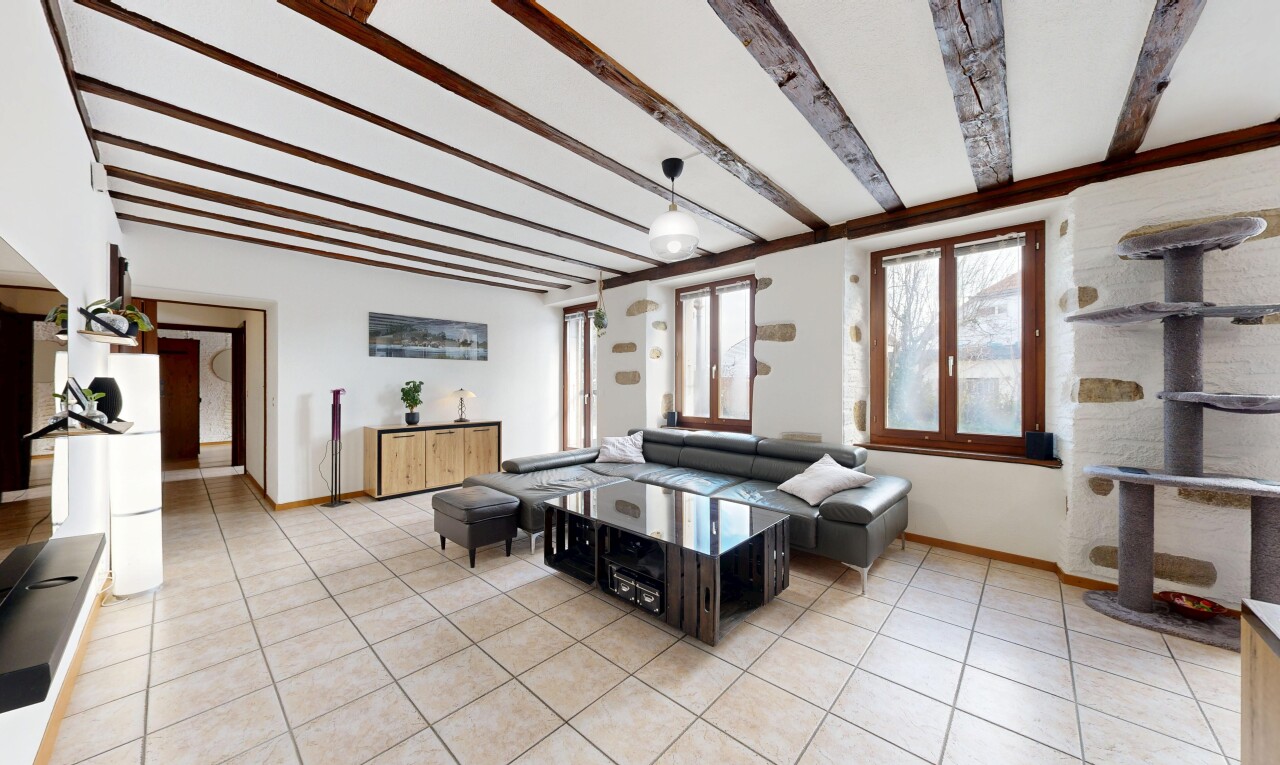 salon avec inside community, sol en carrelage, tile floor, plinthes murales, et baseboards wall