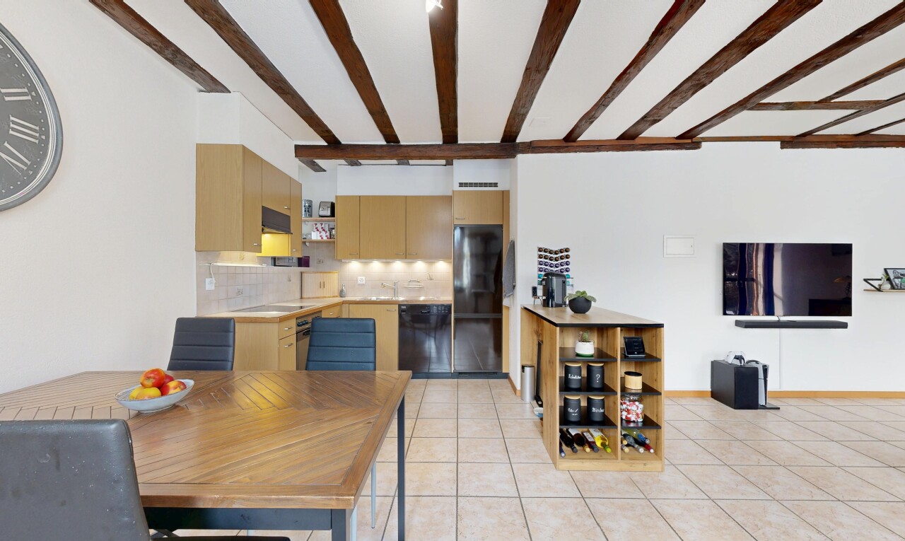 salle à manger avec cloison sèche, drywall, télévision, backsplash, et inside property
