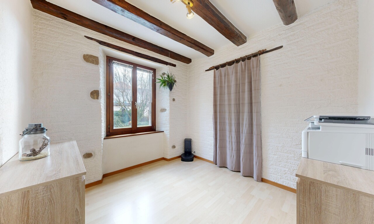 pièce vide avec plafond à poutres, beamed ceiling, inside property, lumière naturelle, et natural light