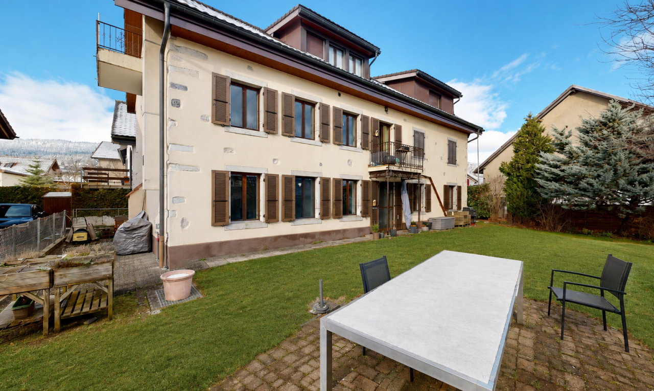 façade avec balcon, pelouse, from property, terrasse, et day time
