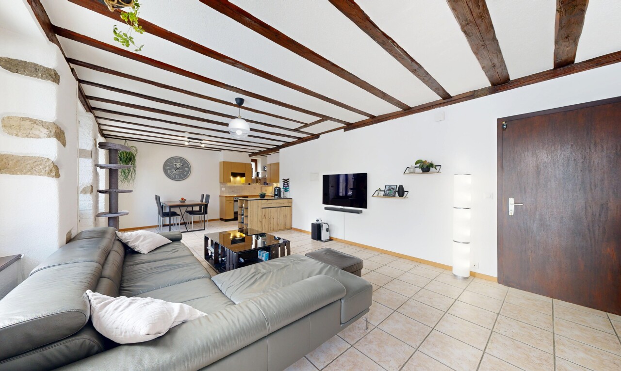 salon avec plafond à poutres, beamed ceiling, inside property, télévision, et cloison sèche