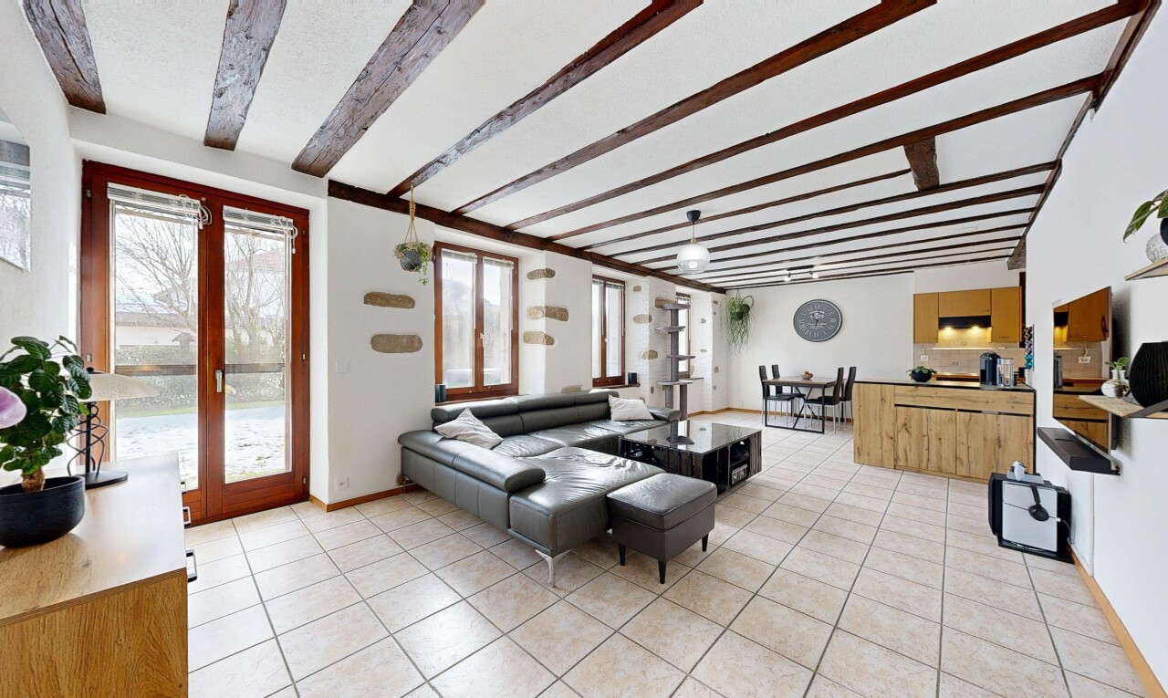 salon avec sol en carrelage, tile floor, plafond à poutres, beamed ceiling, et cloison sèche