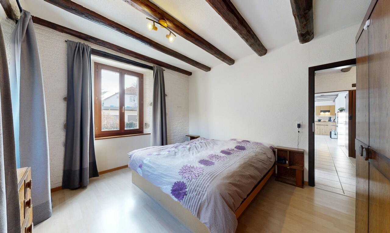 chambre avec inside property, lumière naturelle, natural light, sol en finition bois, et wood finish floor