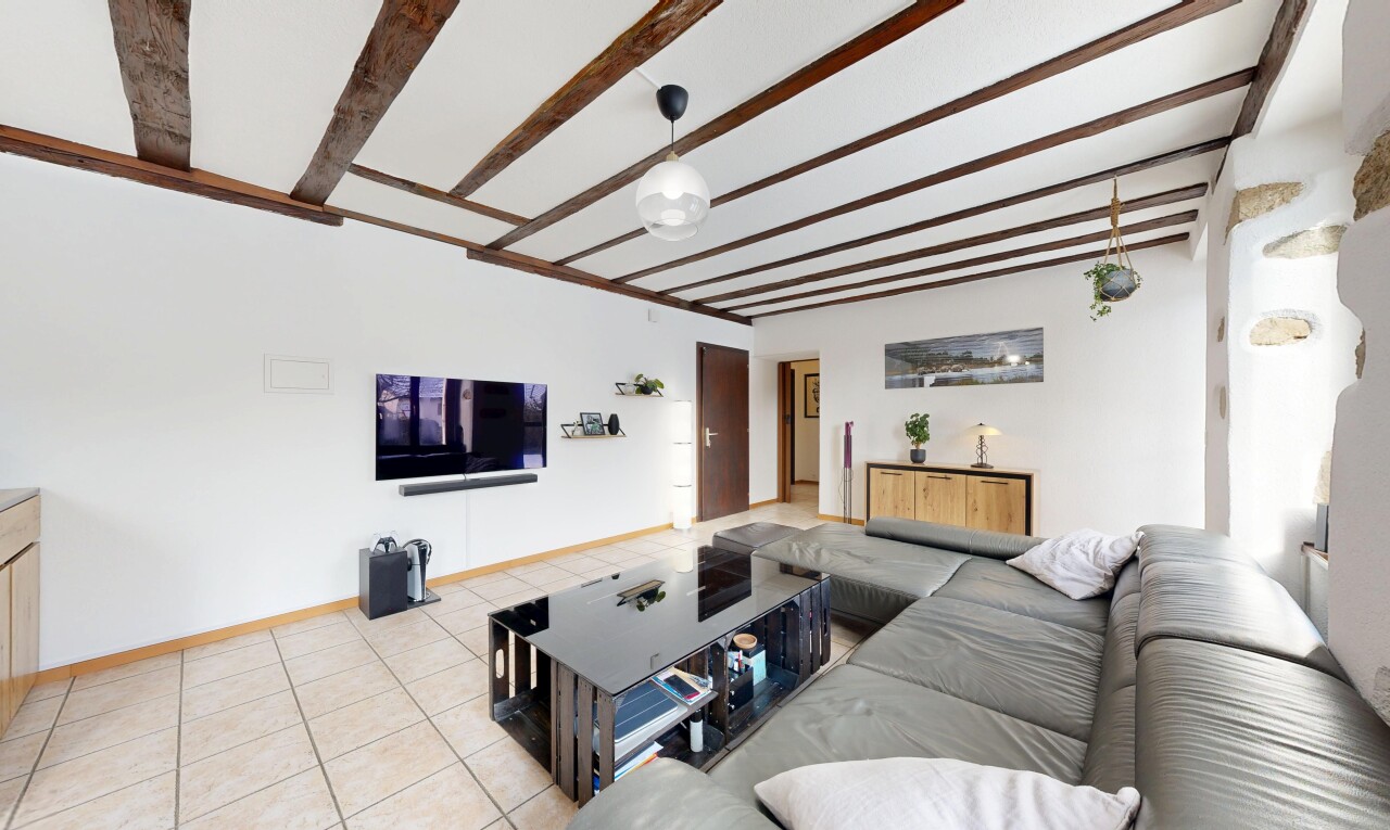 salon avec télévision, inside property, cloison sèche, drywall, et sol en carrelage