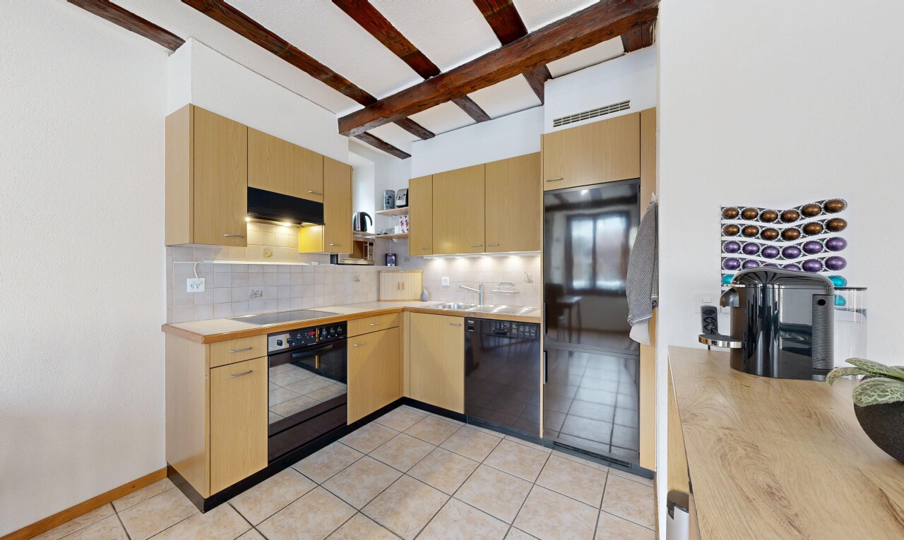 cuisine avec armoires marron clair, étagères ouvertes, four, lave-vaisselle, et backsplash