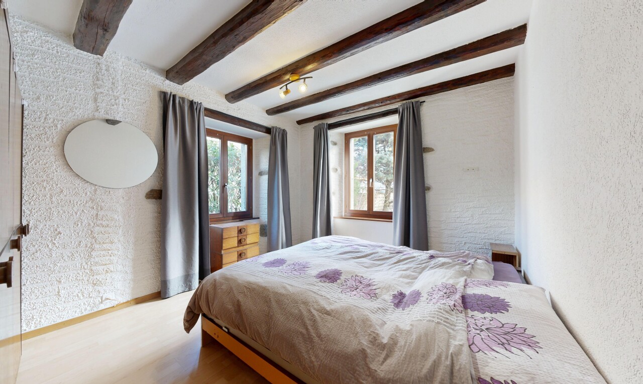 chambre avec mur texturé, textured wall, plafond à poutres, beamed ceiling, et inside property