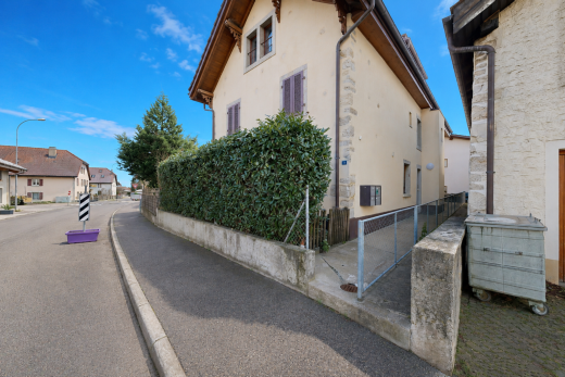 façade avec day time, bardage en stuc, clôture, vue résidentielle, et residential view