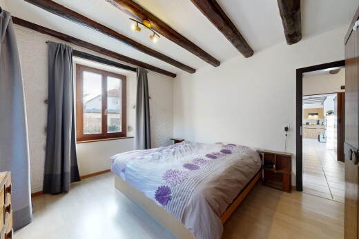 chambre avec inside property, lumière naturelle, natural light, sol en finition bois, et wood finish floor