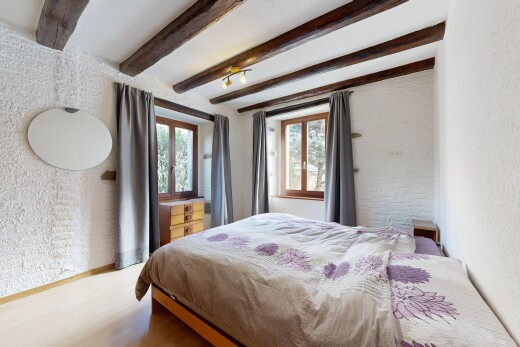 chambre avec mur texturé, textured wall, plafond à poutres, beamed ceiling, et inside property