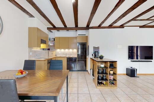 salle à manger avec cloison sèche, drywall, télévision, backsplash, et inside property