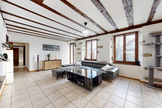 salon avec inside community, sol en carrelage, tile floor, plinthes murales, et baseboards wall