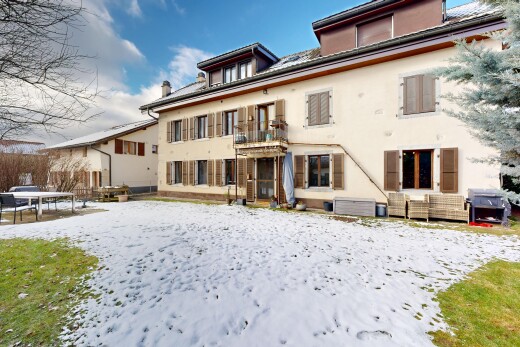 façade avec balcon, day time, bardage en stuc, property visible, et terrasse