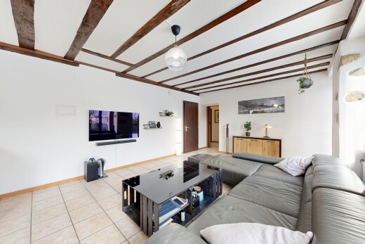 salon avec télévision, inside property, cloison sèche, drywall, et sol en carrelage