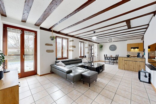 salon avec sol en carrelage, tile floor, plafond à poutres, beamed ceiling, et cloison sèche