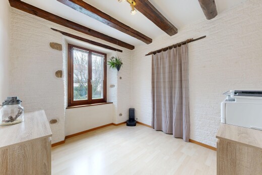 pièce vide avec plafond à poutres, beamed ceiling, inside property, lumière naturelle, et natural light