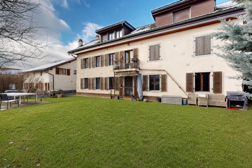 außenansicht mit balkon, stuckverkleidung, property visible, rasen, und day time