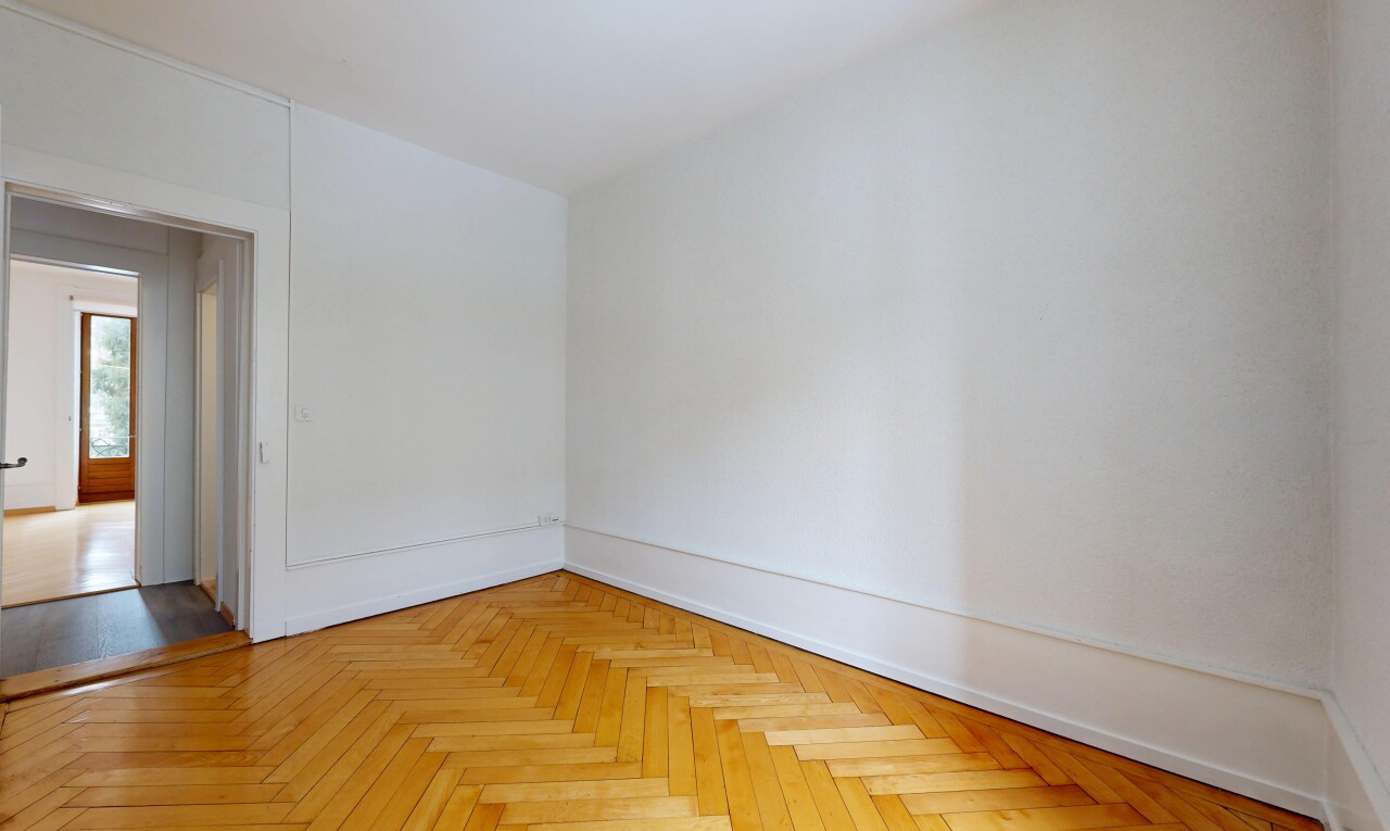 empty room featuring baseboards